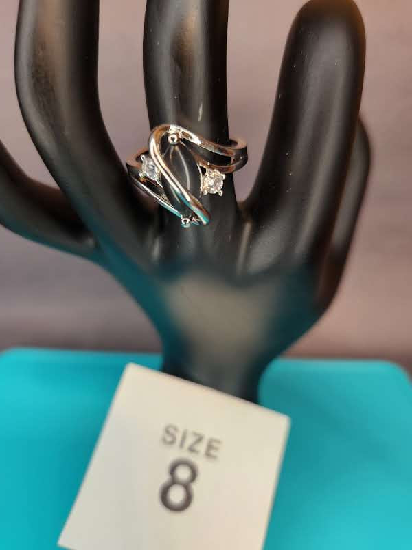 Size 8 Criss-Cross Wave Gray Stone Ring