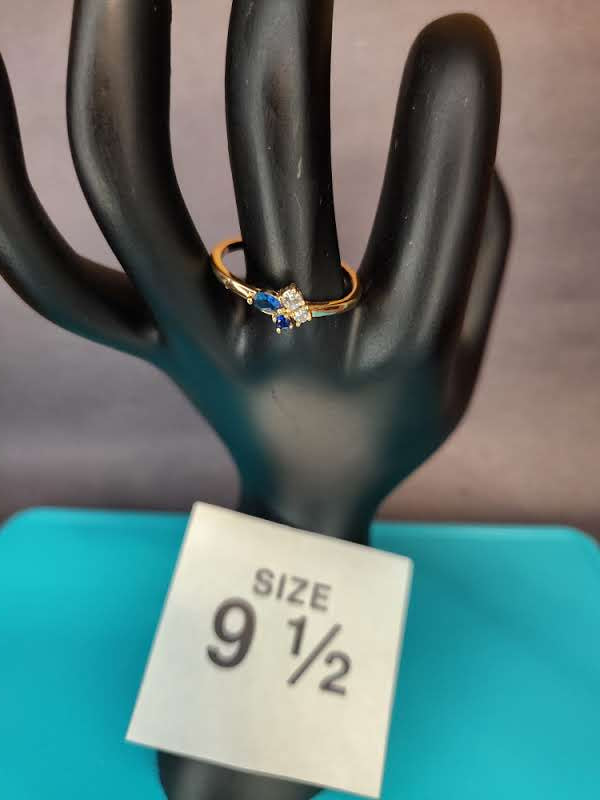 Size 9.5 Dainty Gold Sapphire Star Accent Ring
